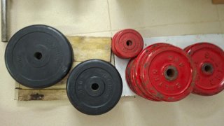 Material de gimnasio: discos, barras, pesas