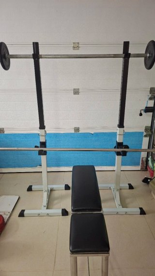 Material de gimnasio: discos, barras, pesas