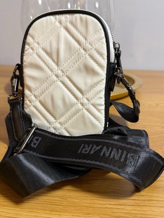 Bolsa crossbody Binnari bege e preta