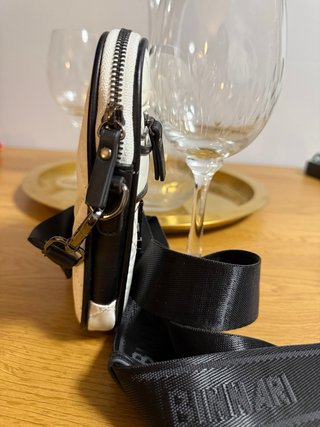 Bolsa crossbody Binnari bege e preta