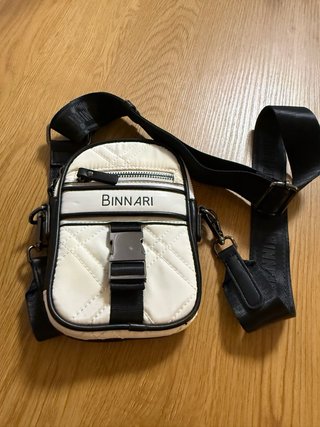 Bolsa crossbody Binnari bege e preta