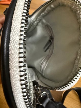 Bolsa crossbody Binnari bege e preta