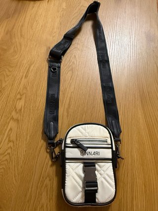 Bolsa crossbody Binnari bege e preta