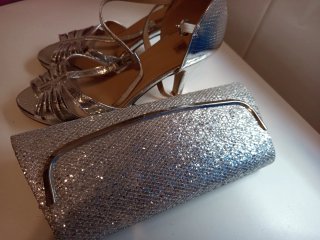 Sandalias y bolso plateados
