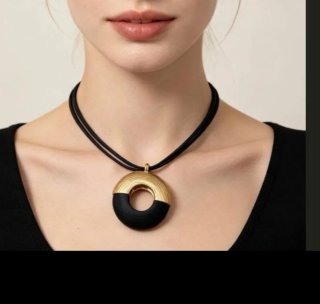 Collar con colgante de amonita plateado