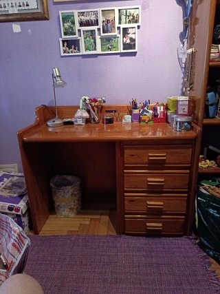 Escritorio de madera con cajones