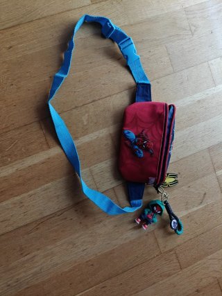 Riñonera de Spiderman con llaveros