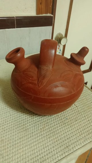 Botijo de barro rojo tradicional