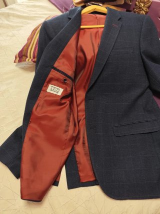 Chaqueta de traje azul con forro rojo