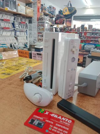 CONSOLA NINTENDO WII CON MANDO NUNCHUCK CABLES