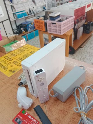 CONSOLA NINTENDO WII CON MANDO NUNCHUCK CABLES