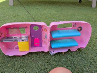 Coche y caravana de juguete con muñeca
