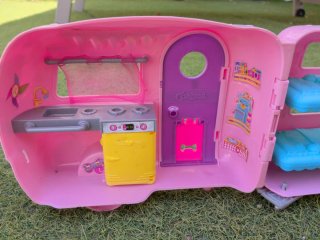 Coche y caravana de juguete con muñeca