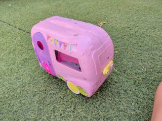 Coche y caravana de juguete con muñeca