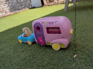 Coche y caravana de juguete con muñeca