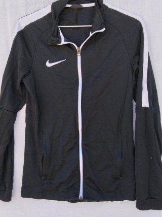 Chaqueta deportiva Nike negra y blanca