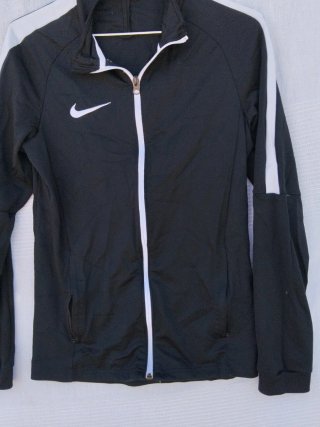 Chaqueta deportiva Nike negra y blanca
