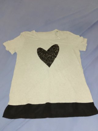 Camiseta con corazón de lentejuelas
