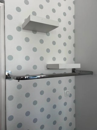 Percha de pared plateada