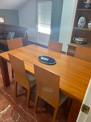 Mesa de comedor de madera