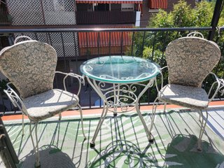 Mesa y 2 sillas forja jardín.