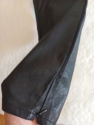 Pantalón efecto piel negro