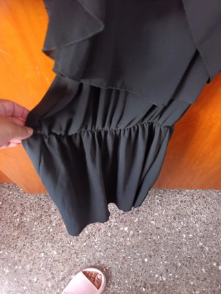 Vestido negro con volantes y tirantes