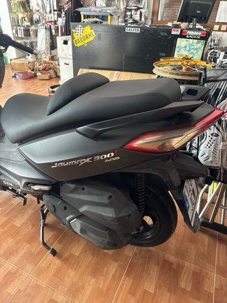 SYM JoyMax 300i Maxi Scooter Negra