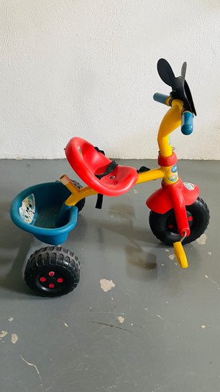 Triciclo infantil Mickey rojo y amarillo