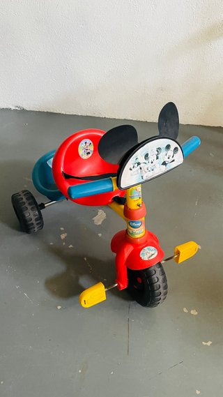 Triciclo infantil Mickey rojo y amarillo