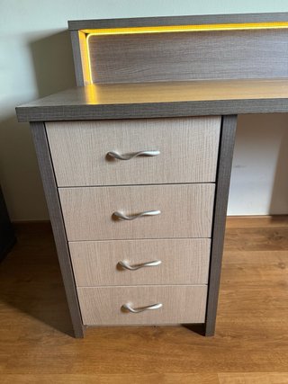 Escritorio de madera diseñado por carpintero
