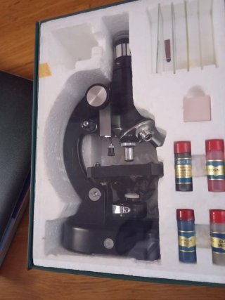 Microscopio con accesorios