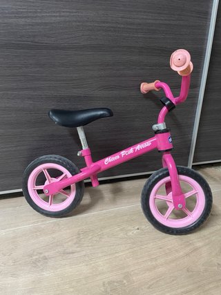 Bicicleta de equilibrio rosa para niña