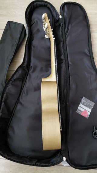Ukelele Mahalo con funda y accesorios