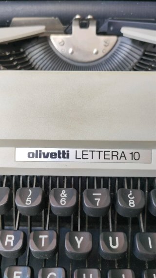 Máquina de escribir antigua Olivetti LETTERA 10