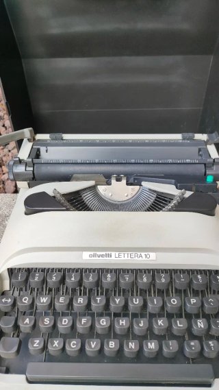 Máquina de escribir antigua Olivetti LETTERA 10