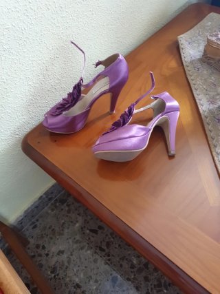 Sandalias de vestir moradas con flores