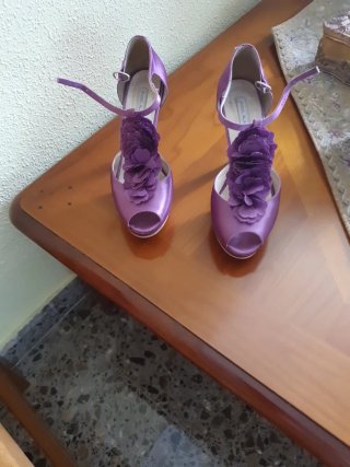 Sandalias de vestir moradas con flores