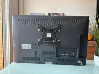 TV LG 32CS460 - 32” LCD con soporte de pared