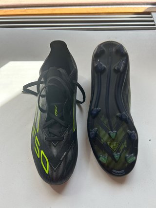 Botas de fútbol Adidas negras y verdes