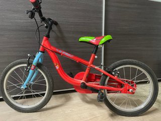 Bicicleta infantil roja y azul