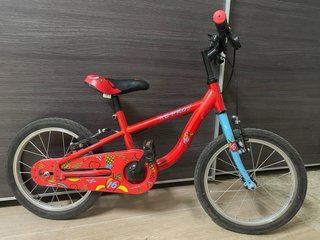 Bicicleta infantil roja y azul