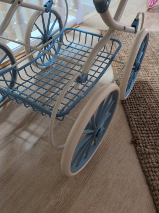 Carrito de muñecas azul