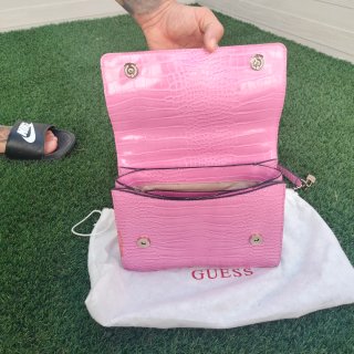 Bolso Guess Rosa Cocodrilo con Candado
