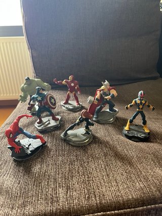 Disney Infinity 2.0 PS4 + 7 figuras Marvel +Portal
