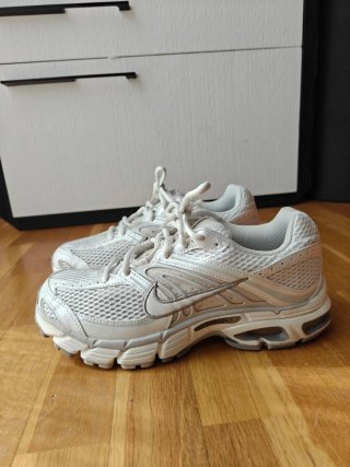 Nike Air Max Moto 2K Blancas Talla 40.5