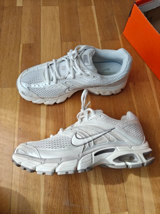 Nike Air Max Moto 2K Blancas Talla 40.5