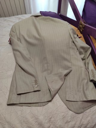 Traje elegante caballero beige