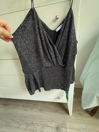Top brillante plateado y negro