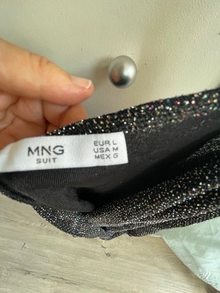 Top brillante plateado y negro